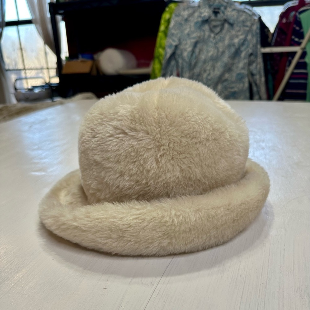 Vintage 1970s KÅPS Faux Fur Cloche Hat Cream USA Made Asymmetrical Brim - Picture 5 of 9